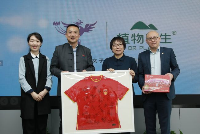 英语老师乖乖挽起裙子